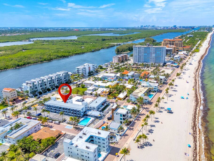 amazing-1bed-on-hollywood-beach-boardwalk-w-pool/