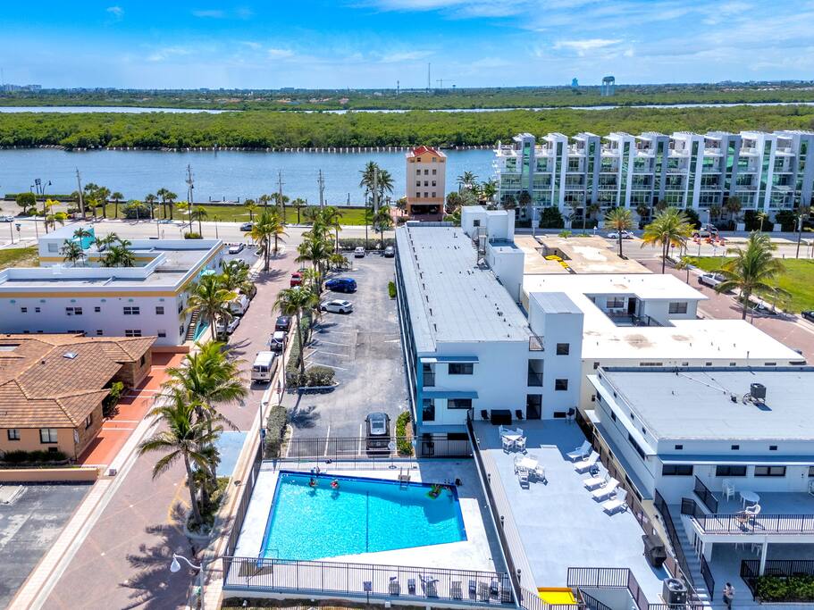 amazing-1bed-on-hollywood-beach-boardwalk-w-pool/