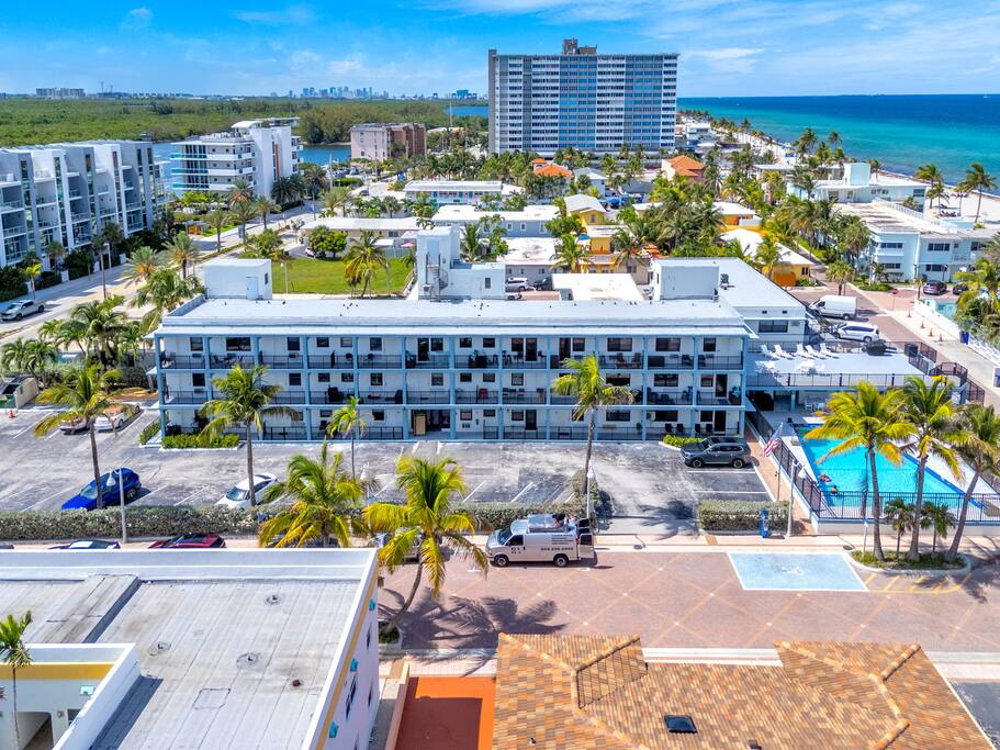 amazing-1bed-on-hollywood-beach-boardwalk-w-pool/