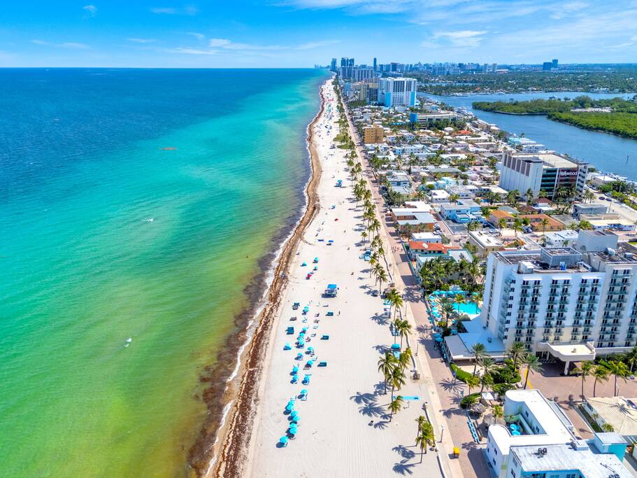 amazing-1bed-on-hollywood-beach-boardwalk-w-pool/