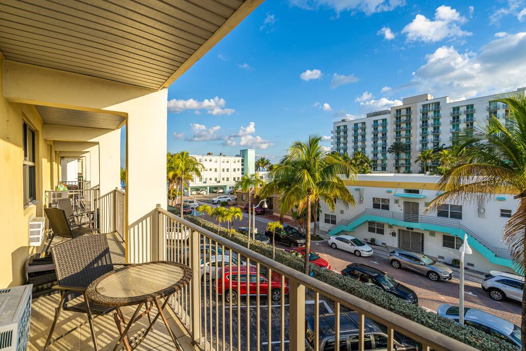 amazing-1bed-on-hollywood-beach-boardwalk-w-pool/
