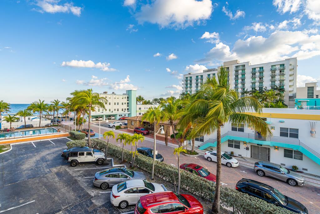 amazing-1bed-on-hollywood-beach-boardwalk-w-pool/