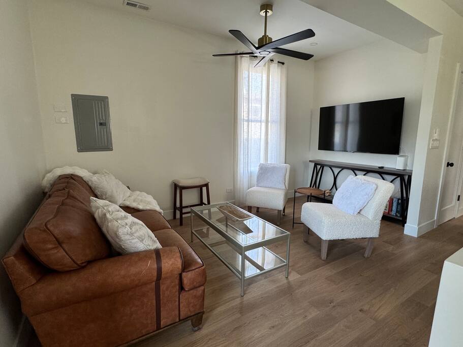 sleek-avondale-condo-or-spa-bath-+-garage-+-sass/