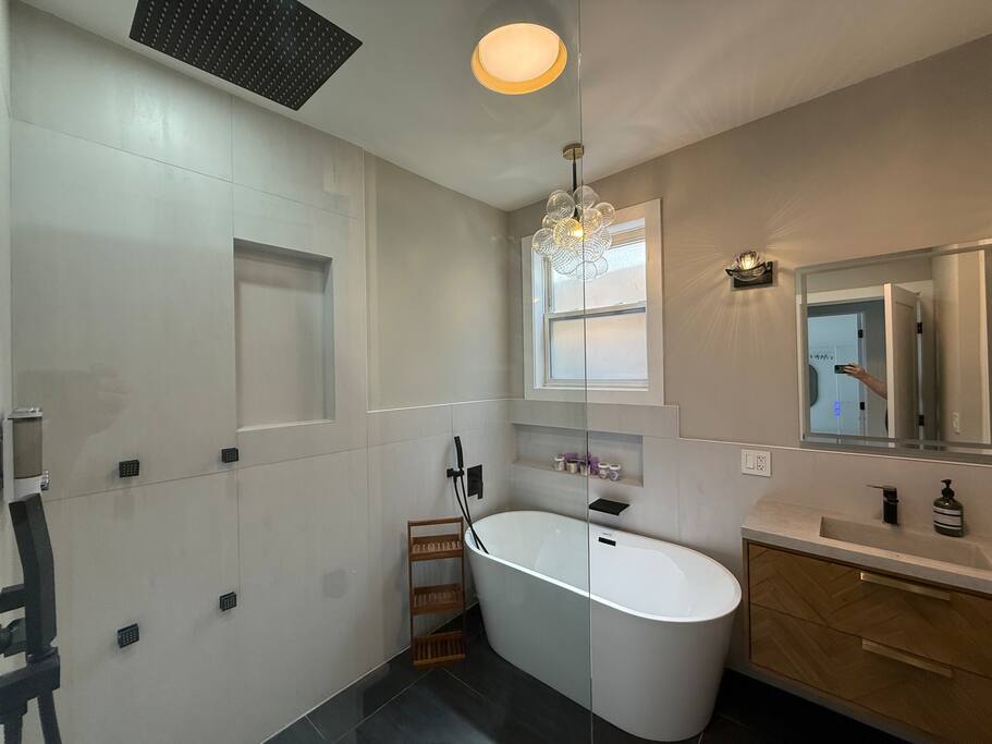 sleek-avondale-condo-or-spa-bath-+-garage-+-sass/