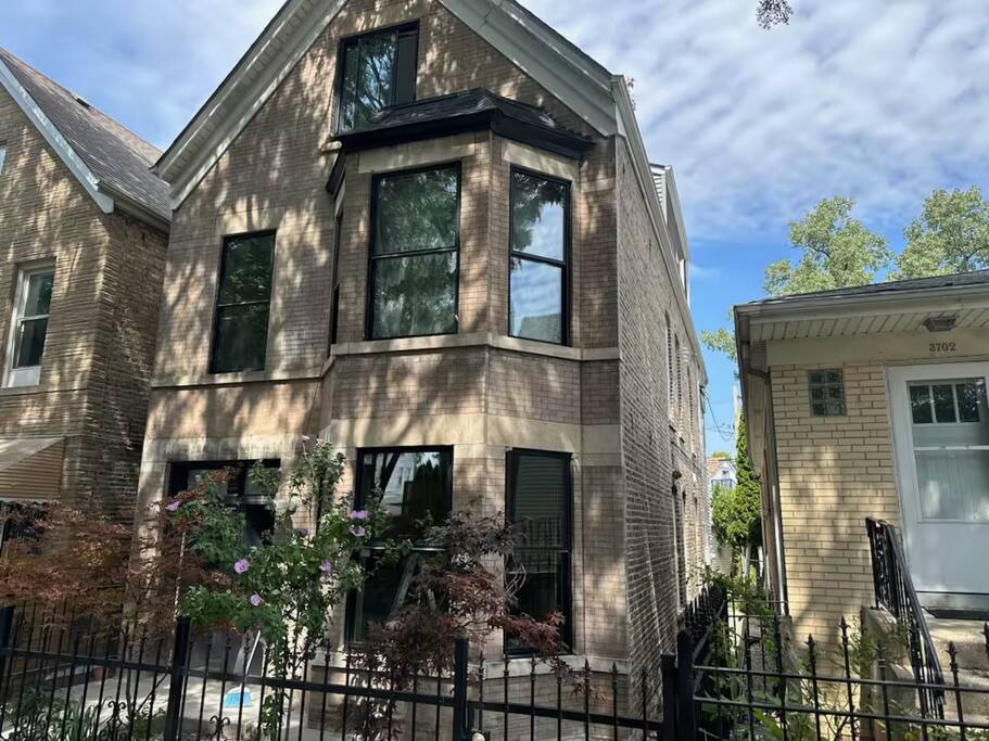 sleek-avondale-condo-or-spa-bath-+-garage-+-sass/