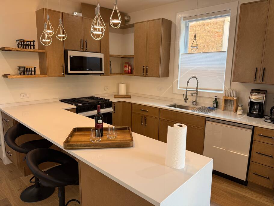 sleek-avondale-condo-or-spa-bath-+-garage-+-sass/