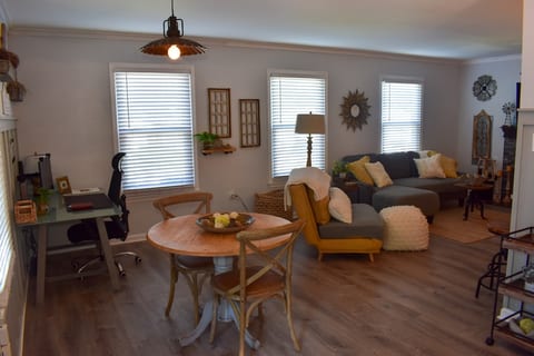 Cozy Cottage By The Beach-Pet Friendly