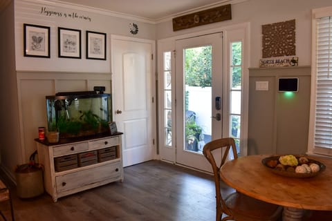 Cozy Cottage By The Beach-Pet Friendly