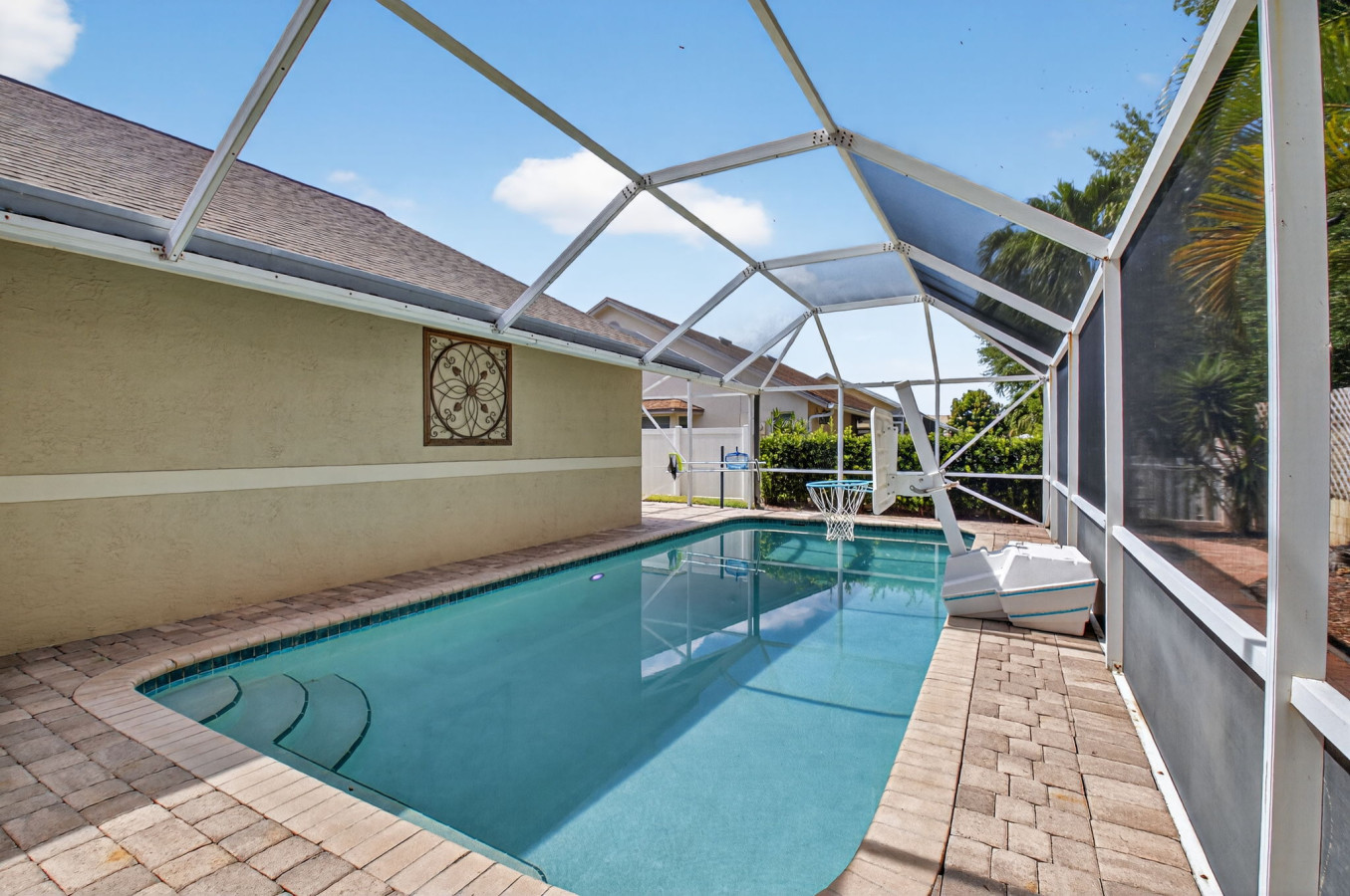 family-friendly-boca-gem:-4br3ba-w-pool-and-sauna/