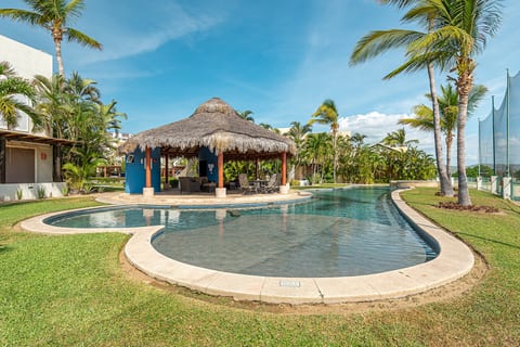 7th night free! Golf Course View + Walk To Beach