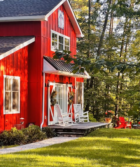 The Tiny Red Barn on The Reservoir-A Private Oasis