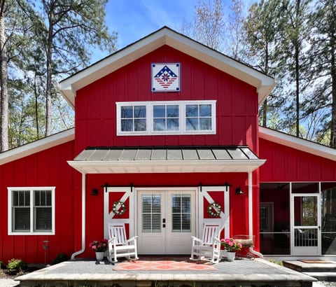 The Tiny Red Barn on The Reservoir-A Private Oasis