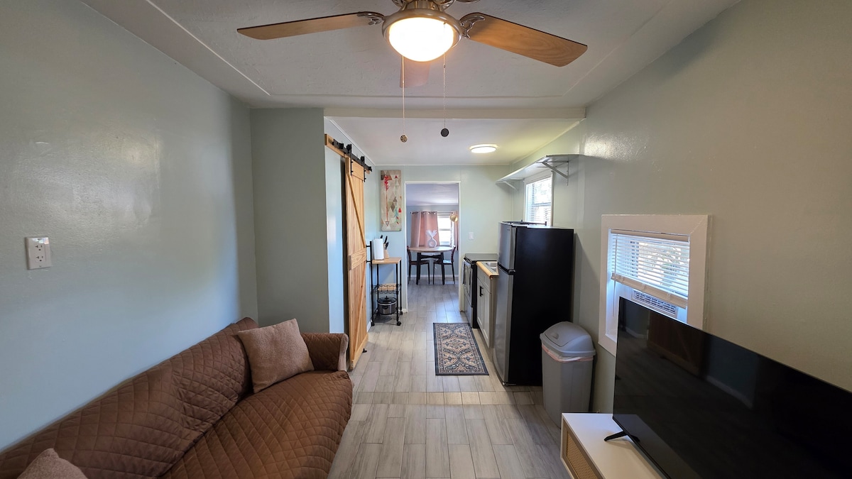 private-studio-pets-friendly-10-mins-to-downtown/