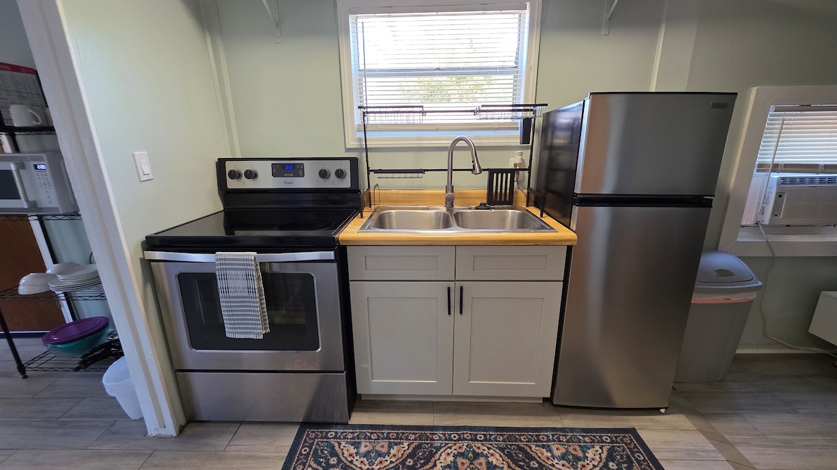 private-studio-pets-friendly-10-mins-to-downtown/