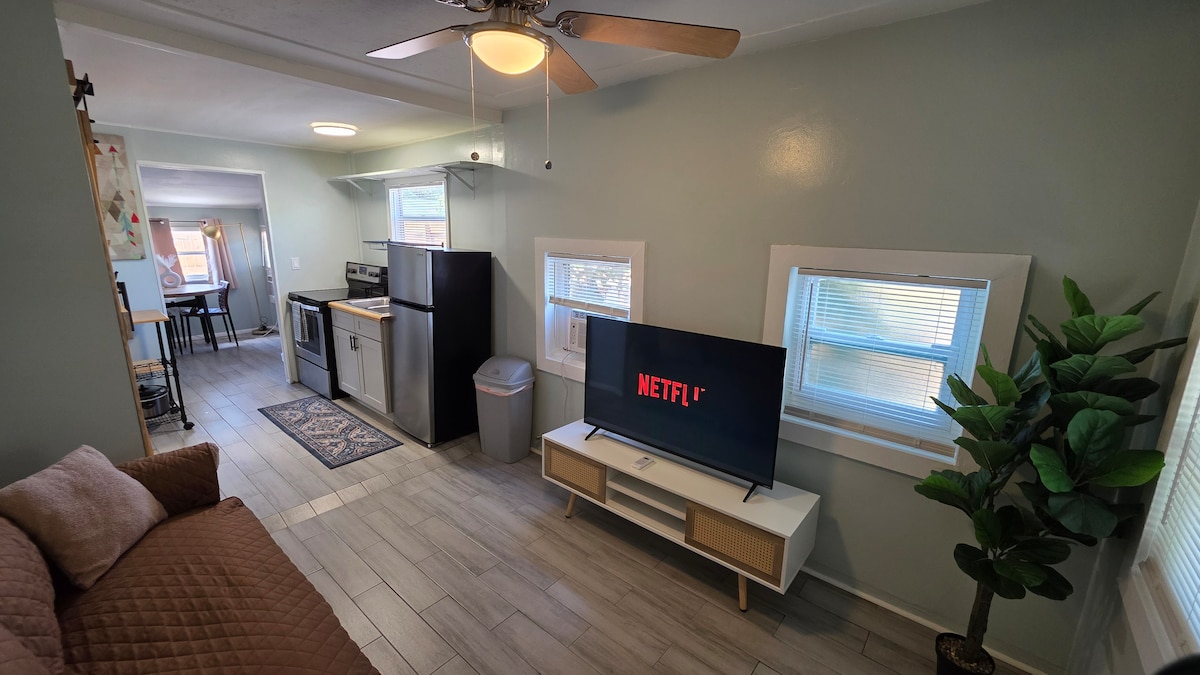 private-studio-pets-friendly-10-mins-to-downtown/