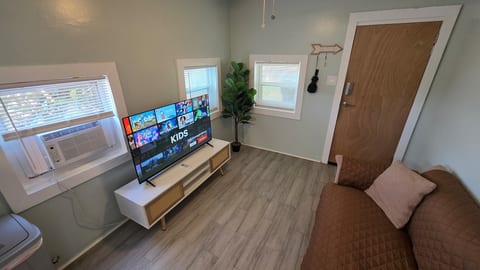 Private studio/pets friendly/10 mins to Downtown