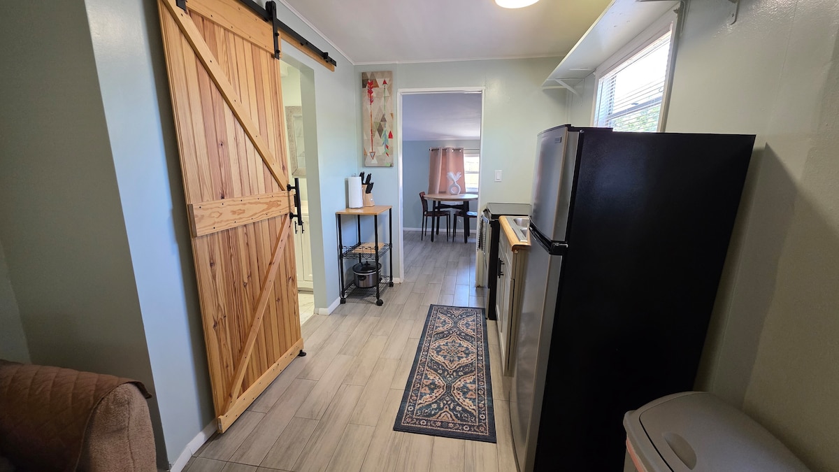 private-studio-pets-friendly-10-mins-to-downtown/