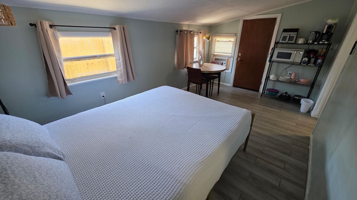 private-studio-pets-friendly-10-mins-to-downtown/