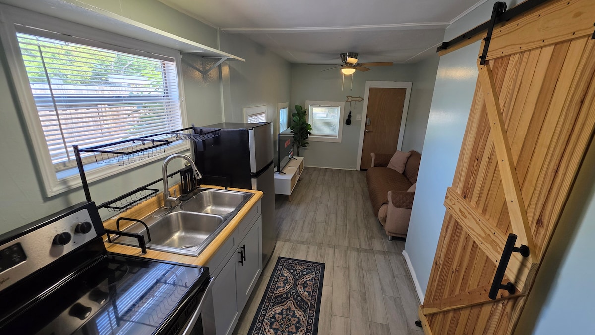 private-studio-pets-friendly-10-mins-to-downtown/