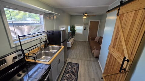 Private studio/pets friendly/10 mins to Downtown