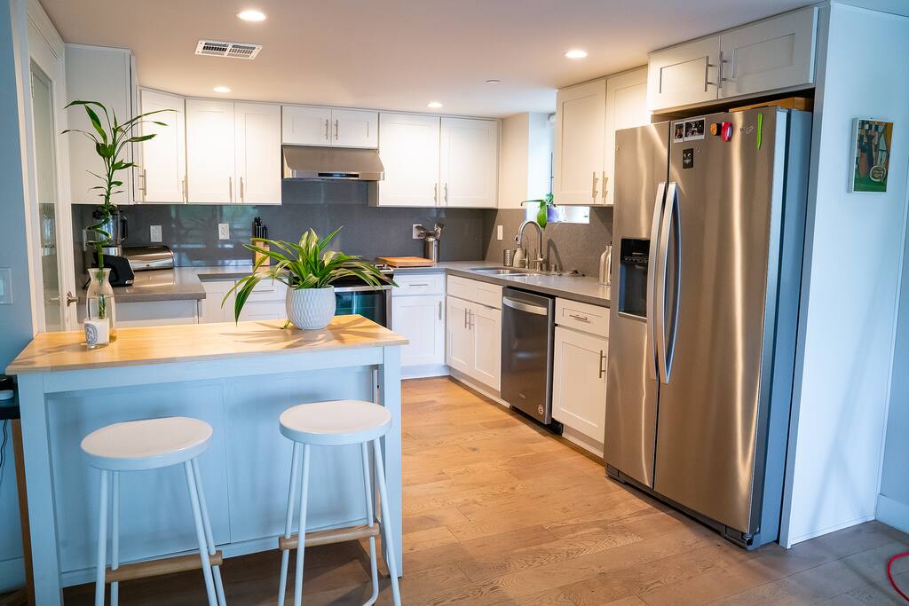 Designer 2BR Oasis w/ Deck, BBQ & Stunning Views