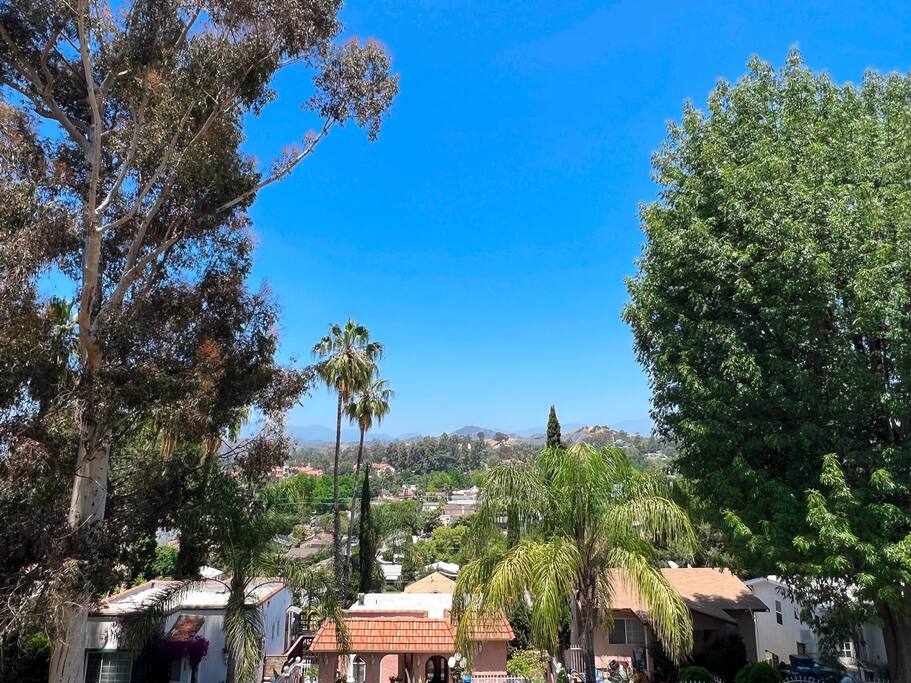 Designer 2BR Oasis w/ Deck, BBQ & Stunning Views