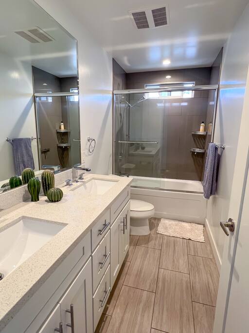 Designer 2BR Oasis w/ Deck, BBQ & Stunning Views