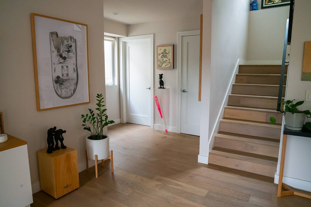 Designer 2BR Oasis w/ Deck, BBQ & Stunning Views