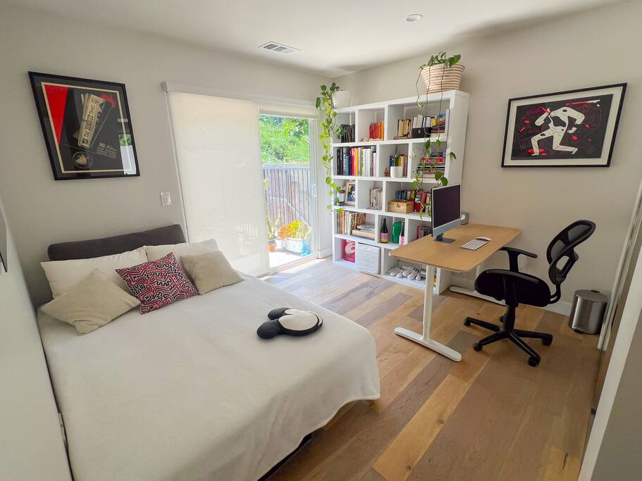 Designer 2BR Oasis w/ Deck, BBQ & Stunning Views