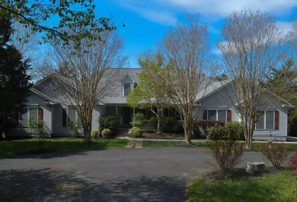Front, lots of parking, two driveways. Front, lots of parking, two driveways. - Lake Anna Blue Sails - Mineral