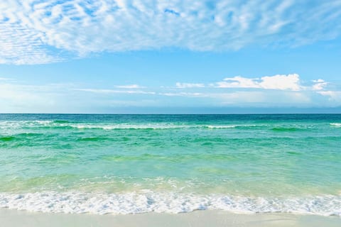 Nestled amongst the scenic vistas of Inlet Beach, Lake Powell, & a 183 acre State Beach Park; walk or bike to stylish Inlet & Rosemary Beach townships