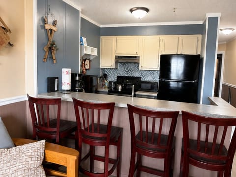 Kitchen with breakfast bar