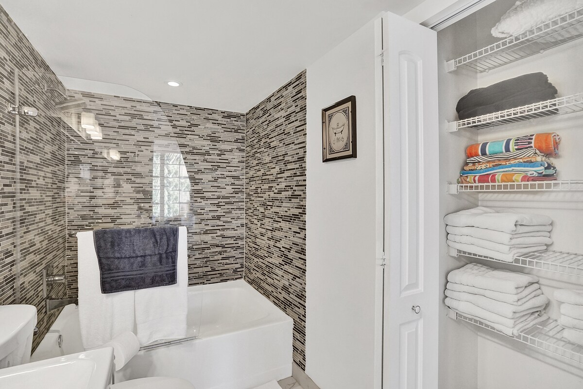 yacht-club-aventura-renovated-cozy-free-parking/