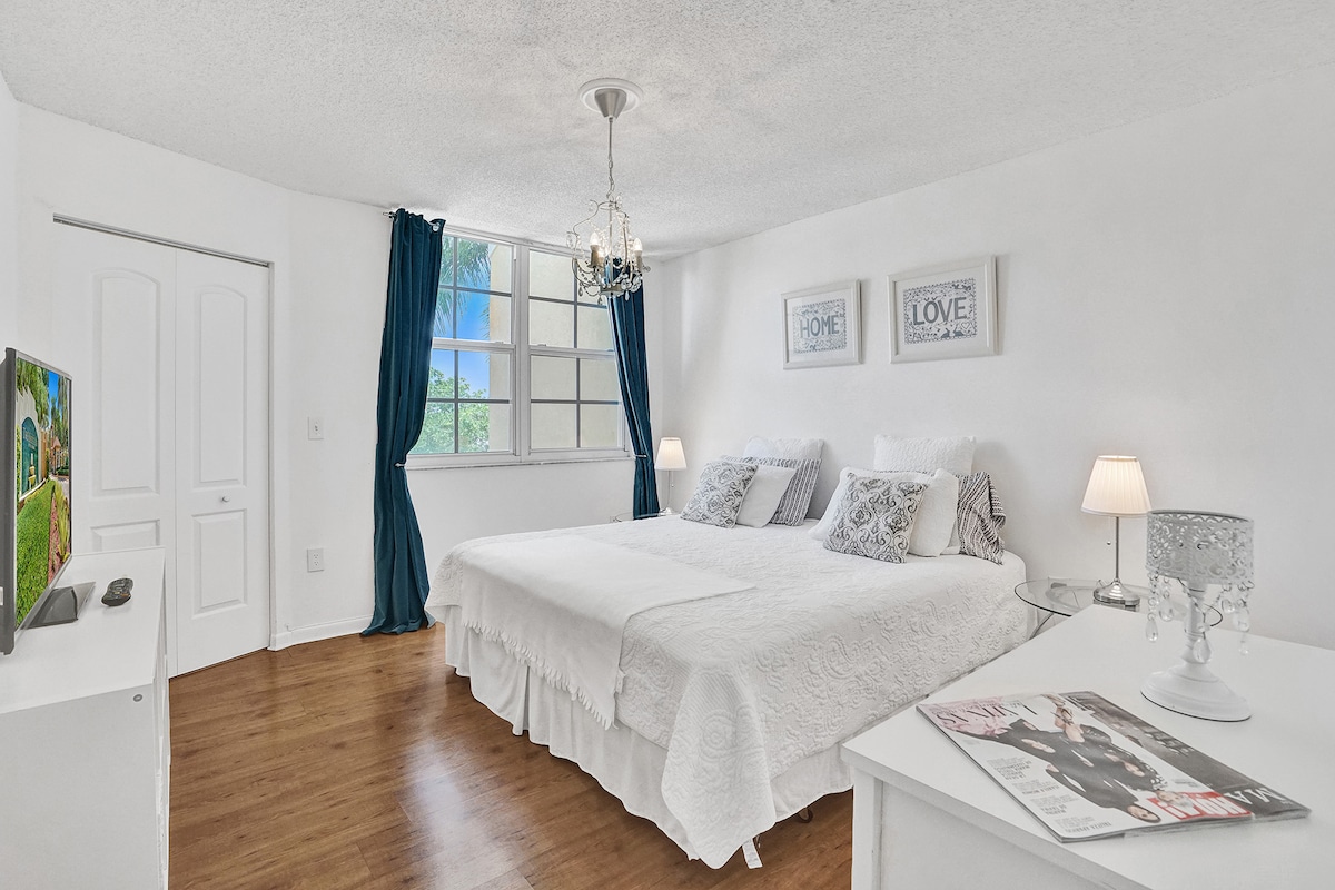 Yacht club aventura Renovated cozy free parking