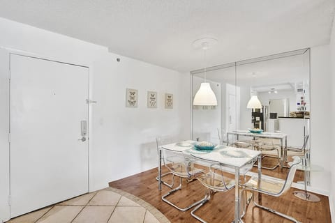 Yacht club aventura Renovated cozy free parking