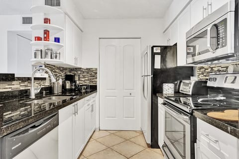 Yacht club aventura Renovated cozy free parking