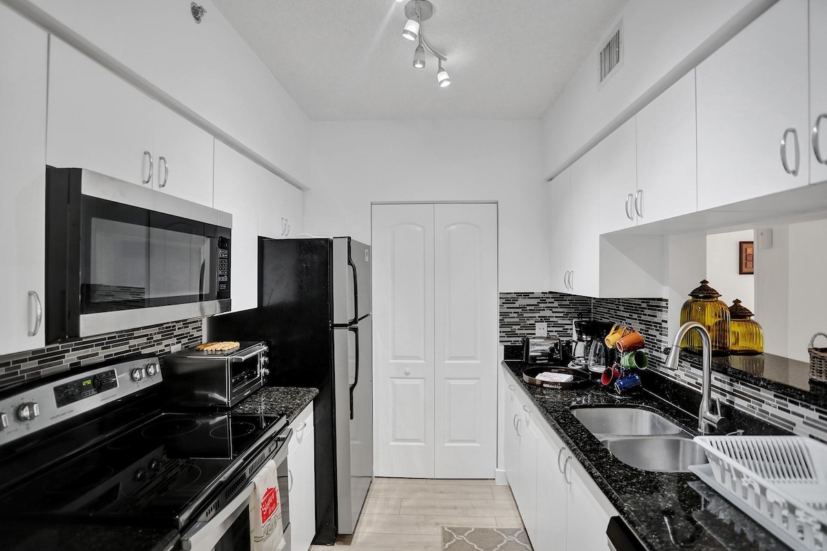 newly-renovated-yacht-club-aventura-free-parking/