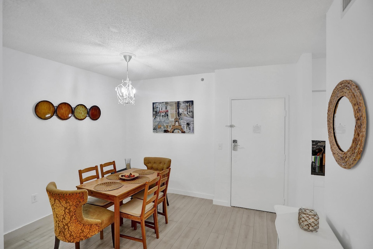 newly-renovated-yacht-club-aventura-free-parking/