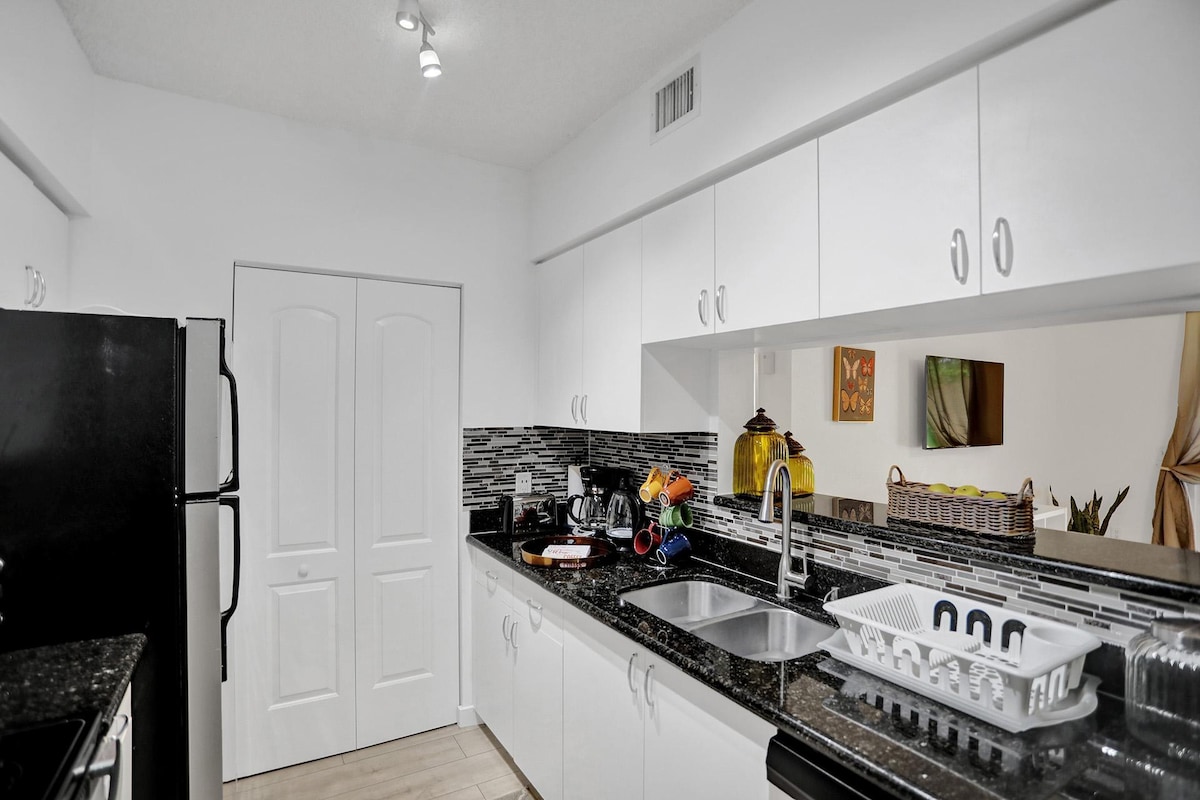 newly-renovated-yacht-club-aventura-free-parking/