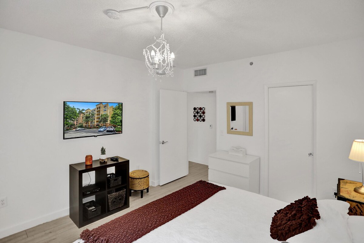 newly-renovated-yacht-club-aventura-free-parking/