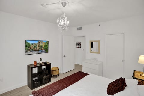 Newly renovated Yacht Club Aventura free parking
