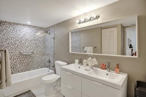 Newly renovated Yacht Club Aventura free parking