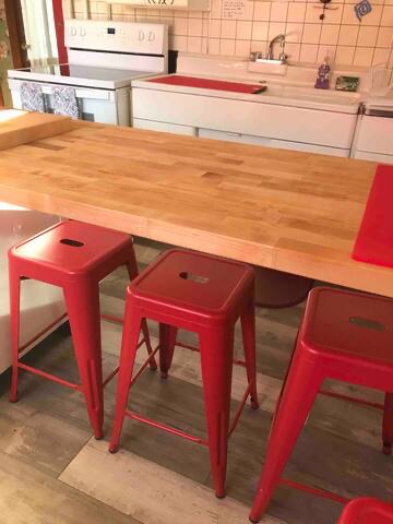 Kitchen table seats 7-8 and 4 more can sit here at the bar counter. It’s my favorite breakfast spot! Kitchen table seats 7-8 and 4 more can sit here at the bar counter. It’s my favorite breakfast spot! - RoundtopNorth@Gore - North Creek