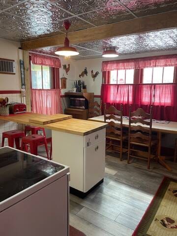 Fully equipped kitchen (no dishwasher) including 2 crockpots, air fryer and everything else you’ll need. Fridge will be empty for you but you’re welcome to use spices and oils in the cabinet if you wish.