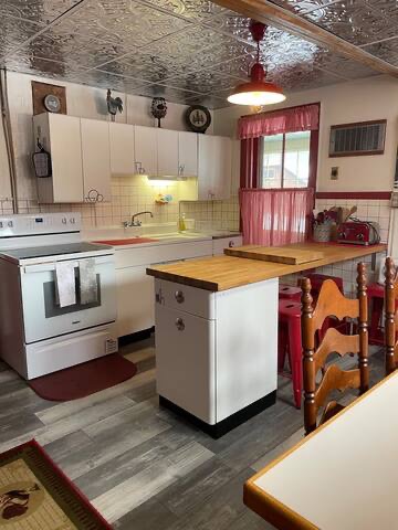 Original double farm sink in this 1906 house!! Original double farm sink in this 1906 house!! - RoundtopNorth@Gore - North Creek