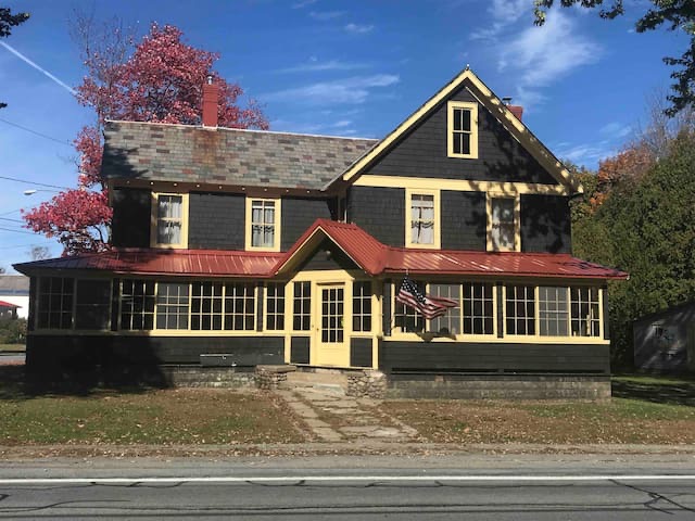 Front porch keeps your gear dry and ready to go! Plenty of bench seating for the kids to boot up! Front porch keeps your gear dry and ready to go! Plenty of bench seating for the kids to boot up! - RoundtopNorth@Gore - North Creek