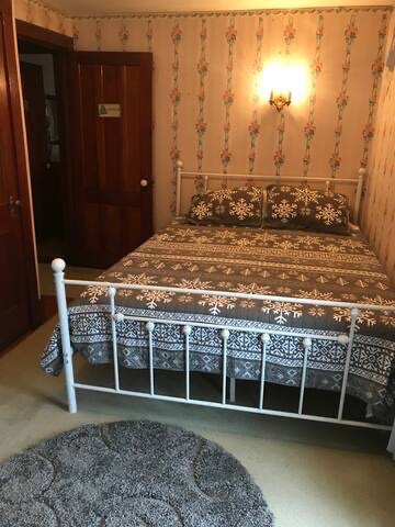 Sunway bedroom features 1 queen bed and a twin. It has a window AC unit in the summer. Sunway bedroom features 1 queen bed and a twin. It has a window AC unit in the summer. - RoundtopNorth@Gore - North Creek
