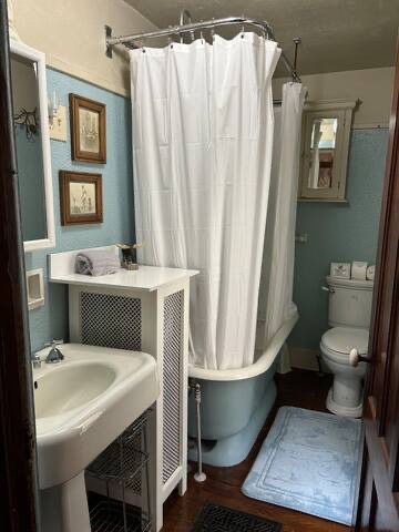 Hallway bathroom with pedestal style tub. Hallway bathroom with pedestal style tub. - RoundtopNorth@Gore - North Creek