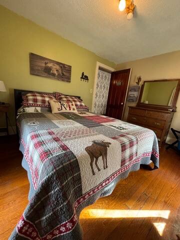 Double Barrel room features a queen size bed. Double Barrel room features a queen size bed. - RoundtopNorth@Gore - North Creek