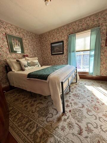 Rumors bedroom has a full size bed and an attached bathroom with a walk in shower. Rumors bedroom has a full size bed and an attached bathroom with a walk in shower. - RoundtopNorth@Gore - North Creek